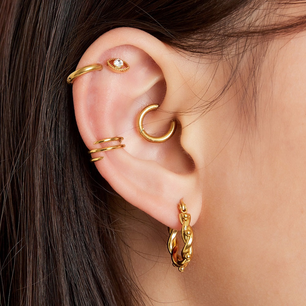 Ear Cuff Spiral Goud. De ear cuff is waterproof, nikkelvrij, stainless steel. De ear cuff verkleurt niet en blijft mooi. De Ear Cuff is te bestellen op www.jenelry.com