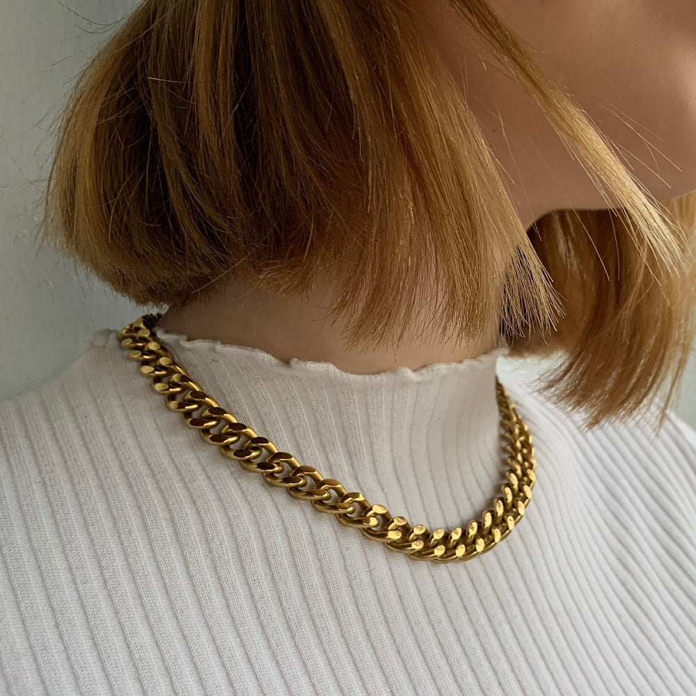 Met de opvallende ketting Chunky Chain Bold voeg je een eye catcher toe aan je outfit! Deze grove schakelketting heeft een sluiting met een staafje.