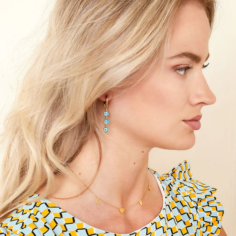 Deze waterproof ketting heeft een hele subtiele schakelketting als basis, aan deze ketting hangen 4 letters, namelijk de letters l, o, v, e. De ketting Love is waterproof, nikkelvrij en anti-allergeen. De ketting is verkrijgbaar in goud en zilver en is te bestellen op de webshop www.jenelry.com