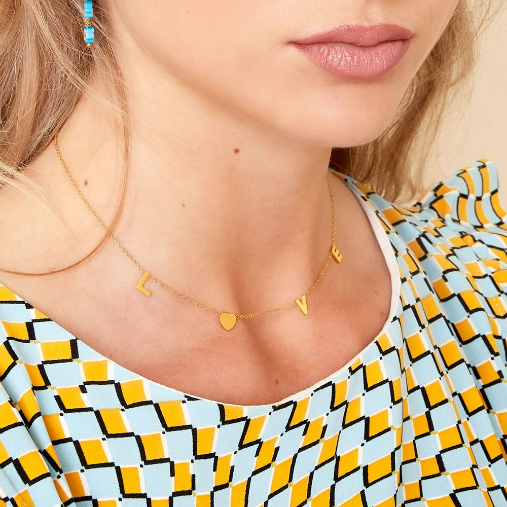 Deze waterproof ketting heeft een hele subtiele schakelketting als basis, aan deze ketting hangen 4 letters, namelijk de letters l, o, v, e. De ketting Love is waterproof, nikkelvrij en anti-allergeen. De ketting is verkrijgbaar in goud en zilver en is te bestellen op de webshop www.jenelry.com