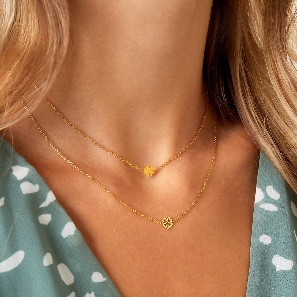 De subtiele ketting Lucky Charm Goud is gemaakt van Stainless Steel, hierdoor is de ketting waterproof en verkleurt de ketting niet wanneer hij in aanraking komt met water. De ketting is nikkelvrij en hypoallergeen. De ketting is verkrijgbaar in de kleur goud en zilver en is te bestellen op www.jenelry.com
