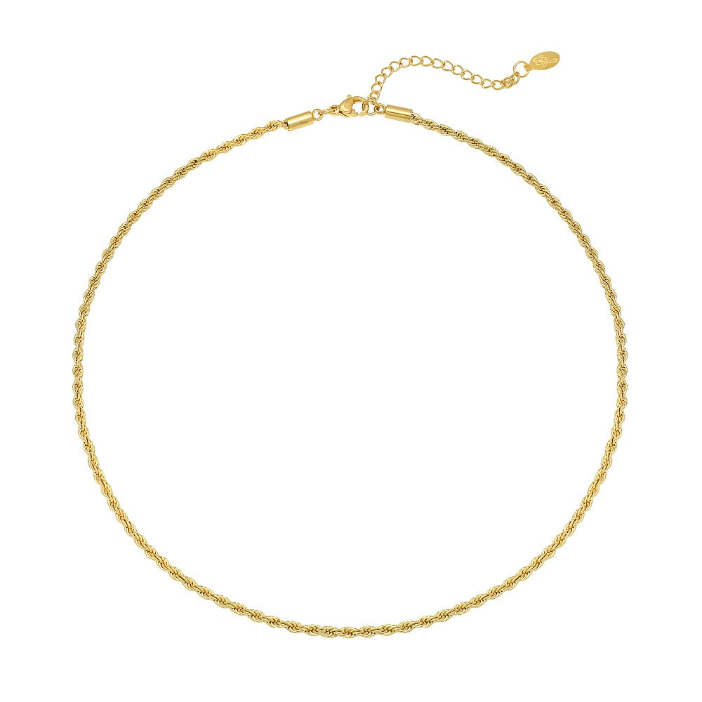 Op de afbeelding is een subtiele, gedraaide schakelketting te zien. De ketting is goud van kleur en heeft een lengte van 37 - 42 centimeter. De ketting is gemaakt van stainless steel, hierdoor verkleurt de ketting niet en blijft hij mooi. De ketting is ook verkrijgbaar in het zilver en is te bestellen op www.jenelry.com