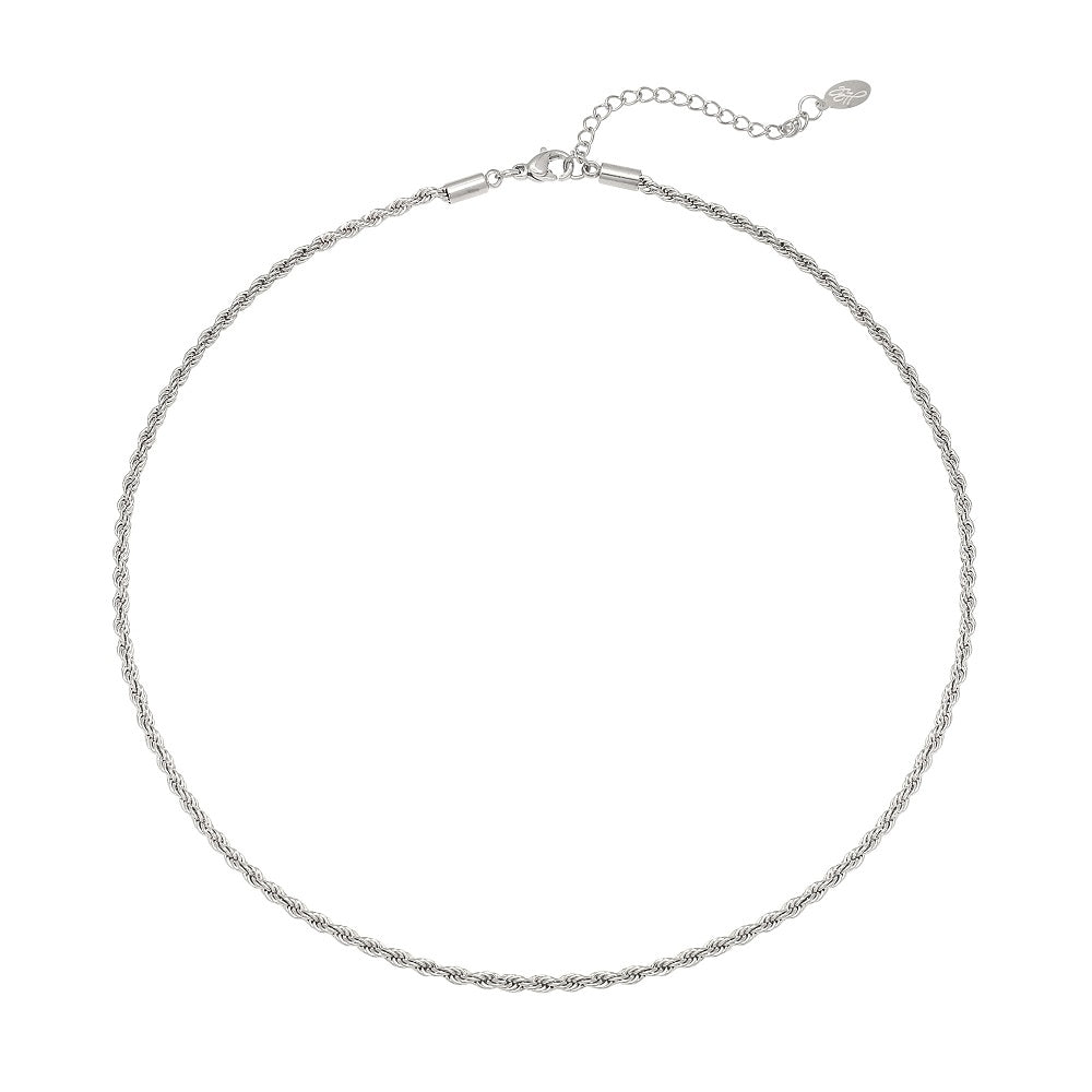 Op de afbeelding is een subtiele, gedraaide schakelketting te zien. De ketting is zilver van kleur en heeft een lengte van 37 - 42 centimeter. De ketting is gemaakt van stainless steel, hierdoor verkleurt de ketting niet en blijft hij mooi. De ketting is ook verkrijgbaar in het goud en is te bestellen op www.jenelry.com
