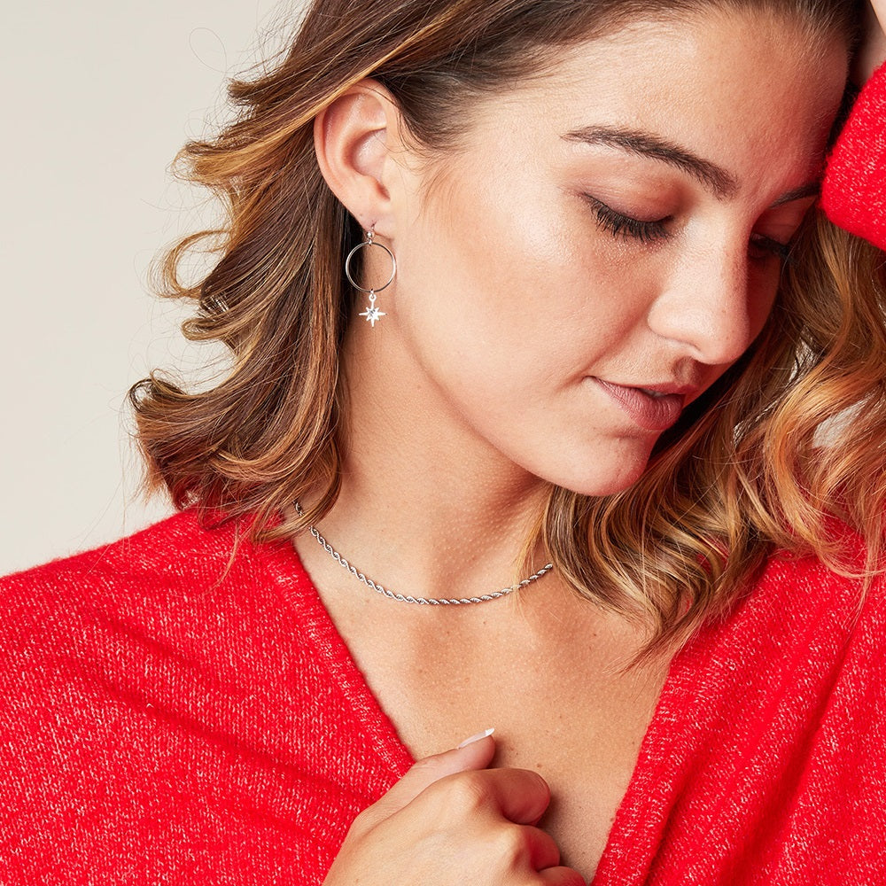 Op de afbeelding is een subtiele, gedraaide schakelketting te zien. De ketting is zilver van kleur en heeft een lengte van 37 - 42 centimeter. De ketting is gemaakt van stainless steel, hierdoor verkleurt de ketting niet en blijft hij mooi. De ketting is ook verkrijgbaar in het goud en is te bestellen op www.jenelry.com