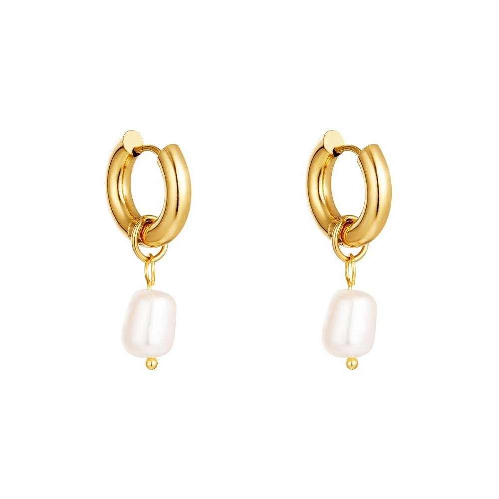 Waterproof oorbellen in het goud met een parel. De oorbellen verkleuren niet als ze in aanraking komen met water. De oorbellen zijn ook verkrijgbaar in het zilver. De waterproof oorbellen zijn te bestellen op www.jenelry.com
