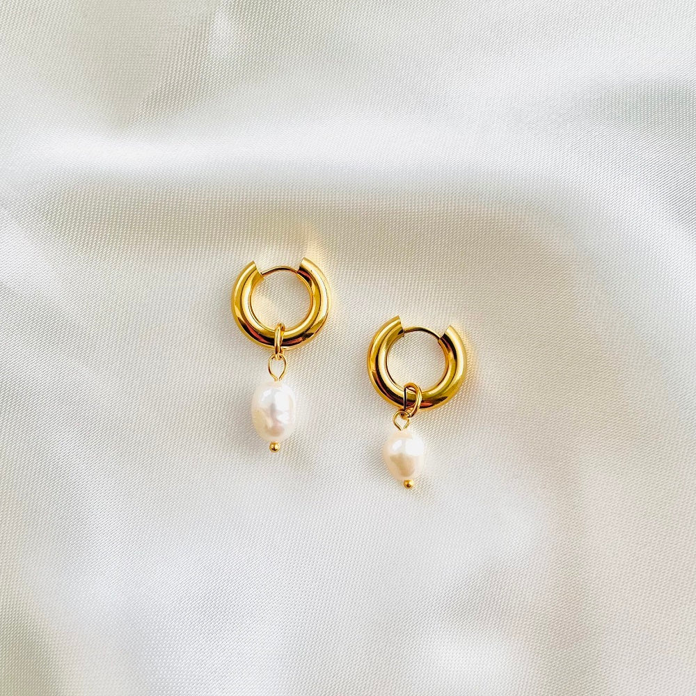 Waterproof oorbellen in het goud met een parel. De oorbellen verkleuren niet als ze in aanraking komen met water. De oorbellen zijn ook verkrijgbaar in het zilver. De waterproof oorbellen zijn te bestellen op www.jenelry.com