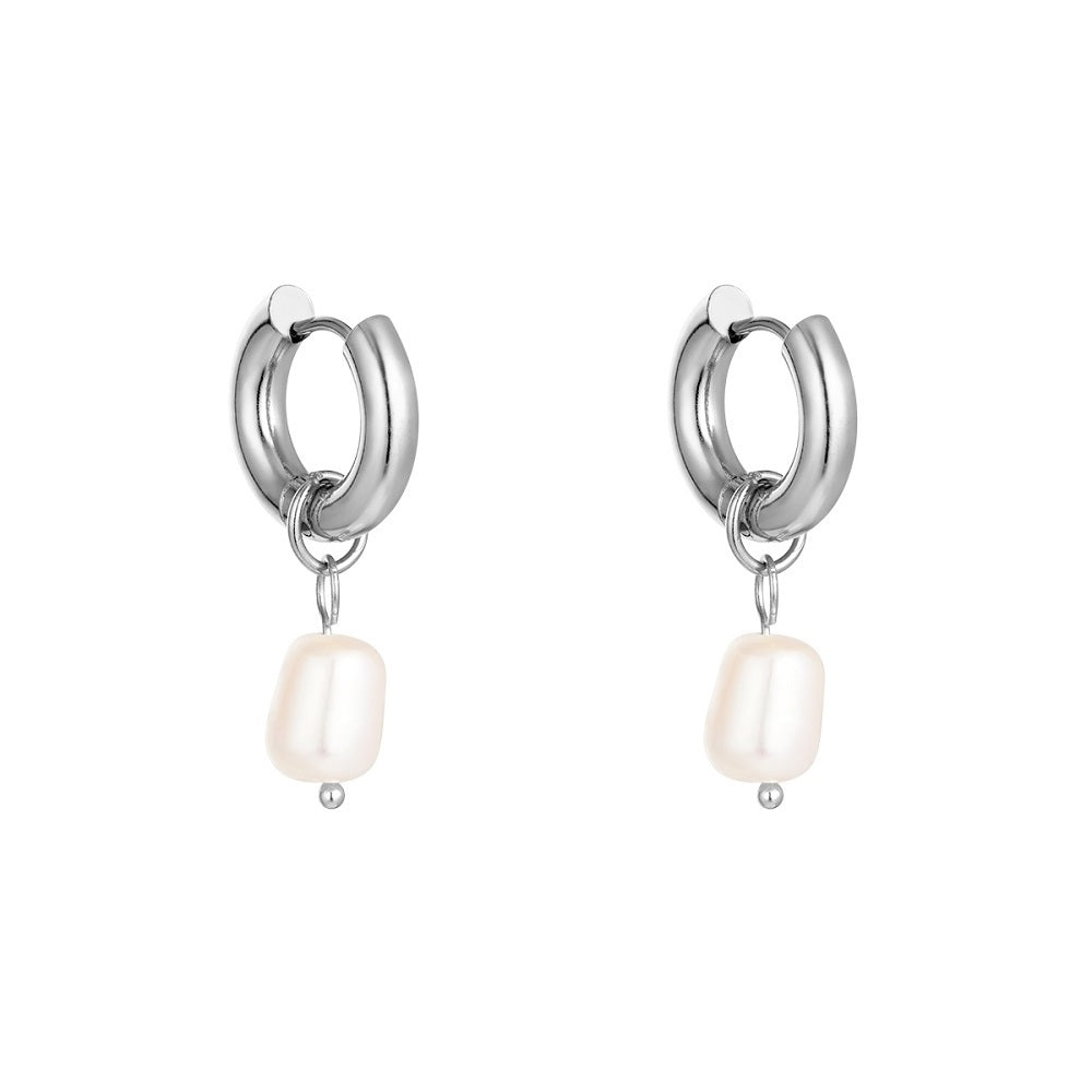 Waterproof oorbellen in het zilver met een parel. De oorbellen verkleuren niet als ze in aanraking komen met water. De oorbellen zijn ook verkrijgbaar in het goud. De waterproof oorbellen zijn te bestellen op www.jenelry.com