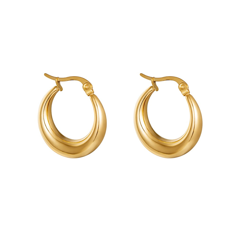Oorbellen Classic Hoops Goud zijn waterproof, nikkelvrij en hypoallergeen. De hoops hebben een simpel design en verkleuren niet als ze in aanraking komen met water. Verkrijgbaar in de kleuren goud en zilver. Te bestellen op www.jenelry.com