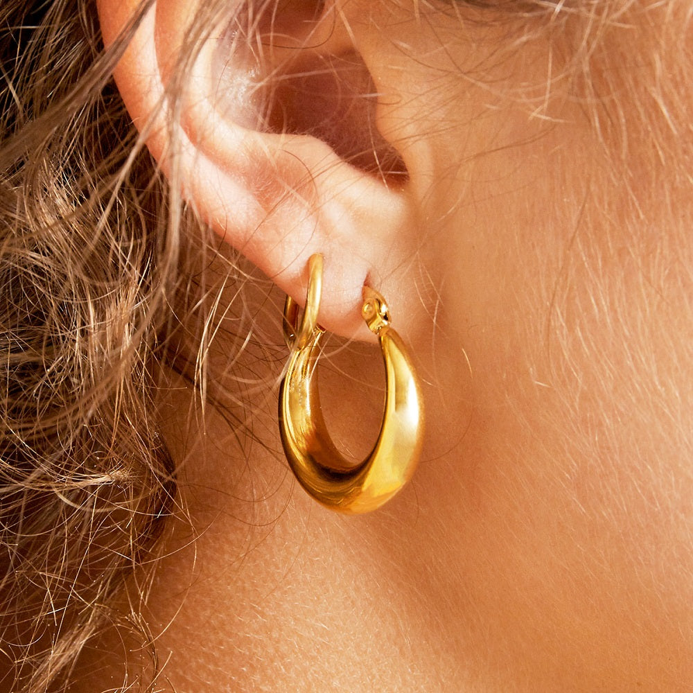 Oorbellen Classic Hoops Goud zijn waterproof, nikkelvrij en hypoallergeen. De hoops hebben een simpel design en verkleuren niet als ze in aanraking komen met water. Verkrijgbaar in de kleuren goud en zilver. Te bestellen op www.jenelry.com