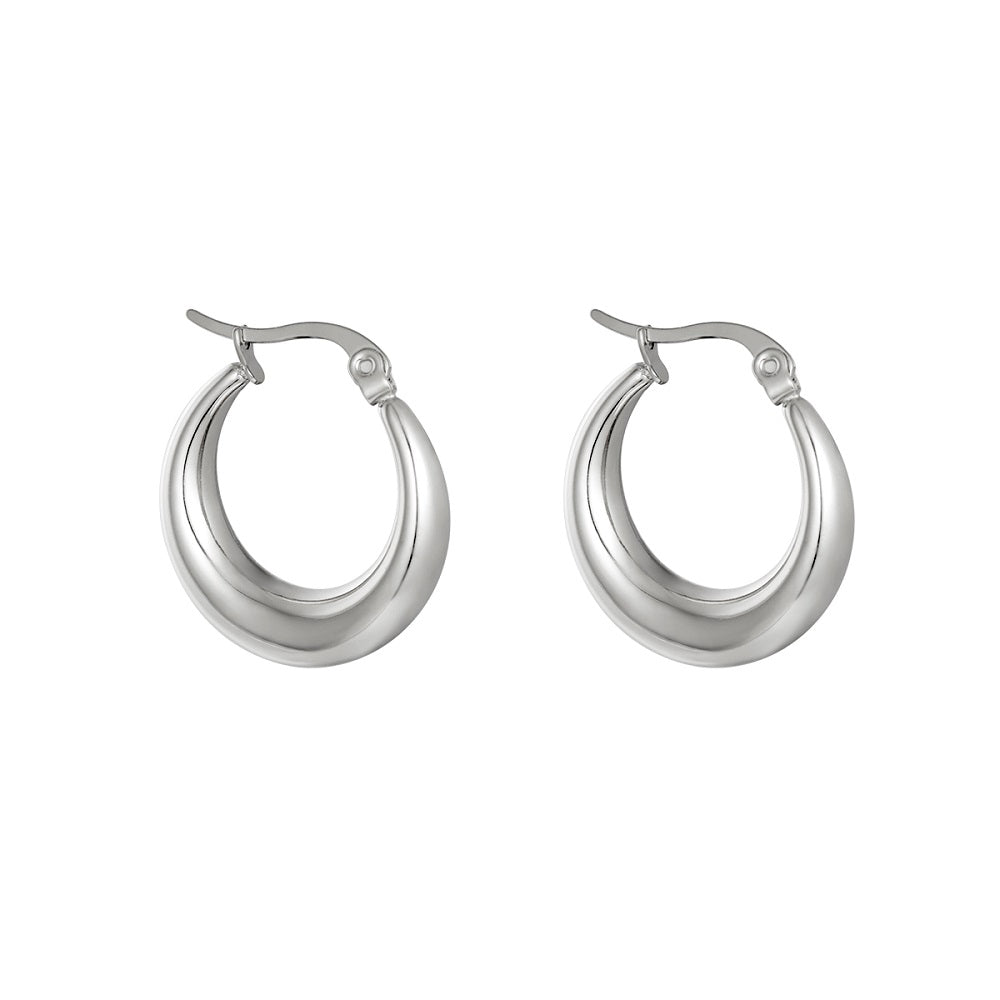 Oorbellen Classic Hoops Goud zijn waterproof, nikkelvrij en hypoallergeen. De hoops hebben een simpel design en verkleuren niet als ze in aanraking komen met water. Verkrijgbaar in de kleuren goud en zilver. Te bestellen op www.jenelry.com