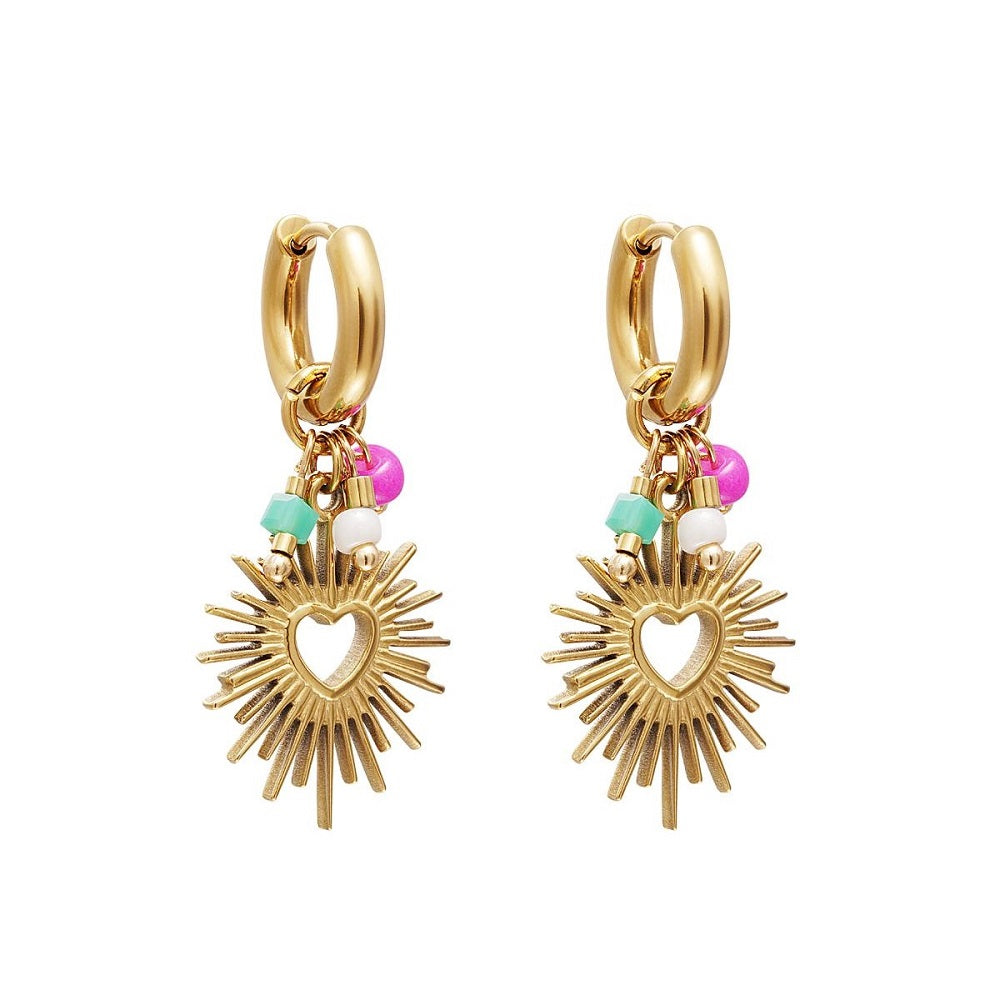 Oorbellen Crazy In Love Goud van Jenelry, deze oorringetjes hebben een opvallende bedel met gekleurde kraaltjes en een opvallend hartje met een zonnetje. De oorbellen zijn verkrijgbaar in het goud en zilver en zijn te bestellen op www.jenelry.com