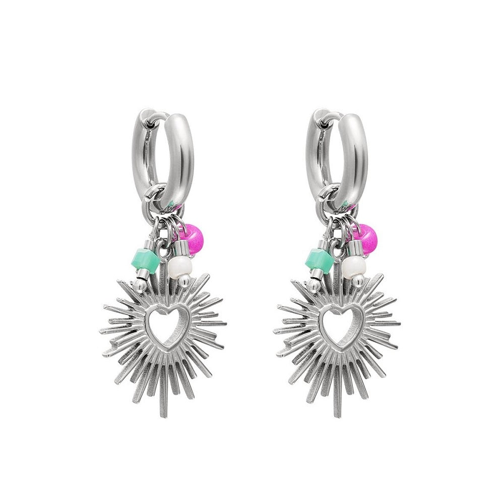 Oorbellen Crazy In Love Zilver van Jenelry, deze oorringetjes hebben een opvallende bedel met gekleurde kraaltjes en een opvallend hartje met een zonnetje. De oorbellen zijn verkrijgbaar in het goud en zilver en zijn te bestellen op www.jenelry.com