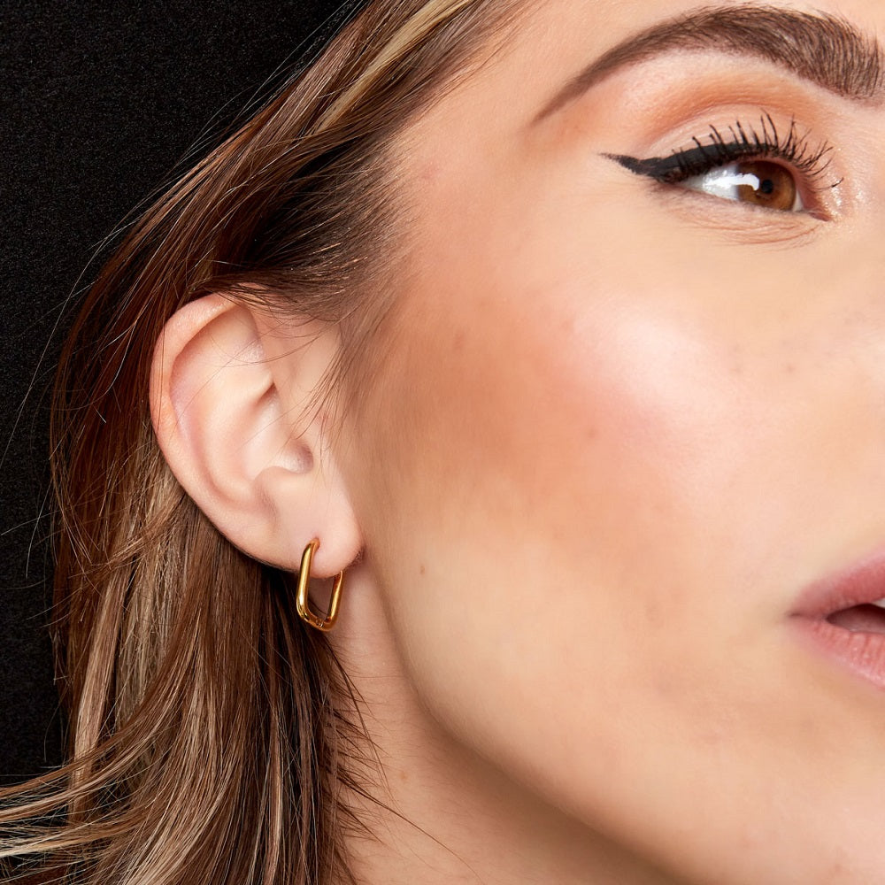 Oorbellen Flawless Goud, deze ovale oorbellen hebben een gouden kleur. De oorbellen zijn stainless steel, hierdoor verkleuren ze niet en blijven ze mooi als ze in aanraking komen met water. De oorbellen zijn te bestellen op www.jenelry.com