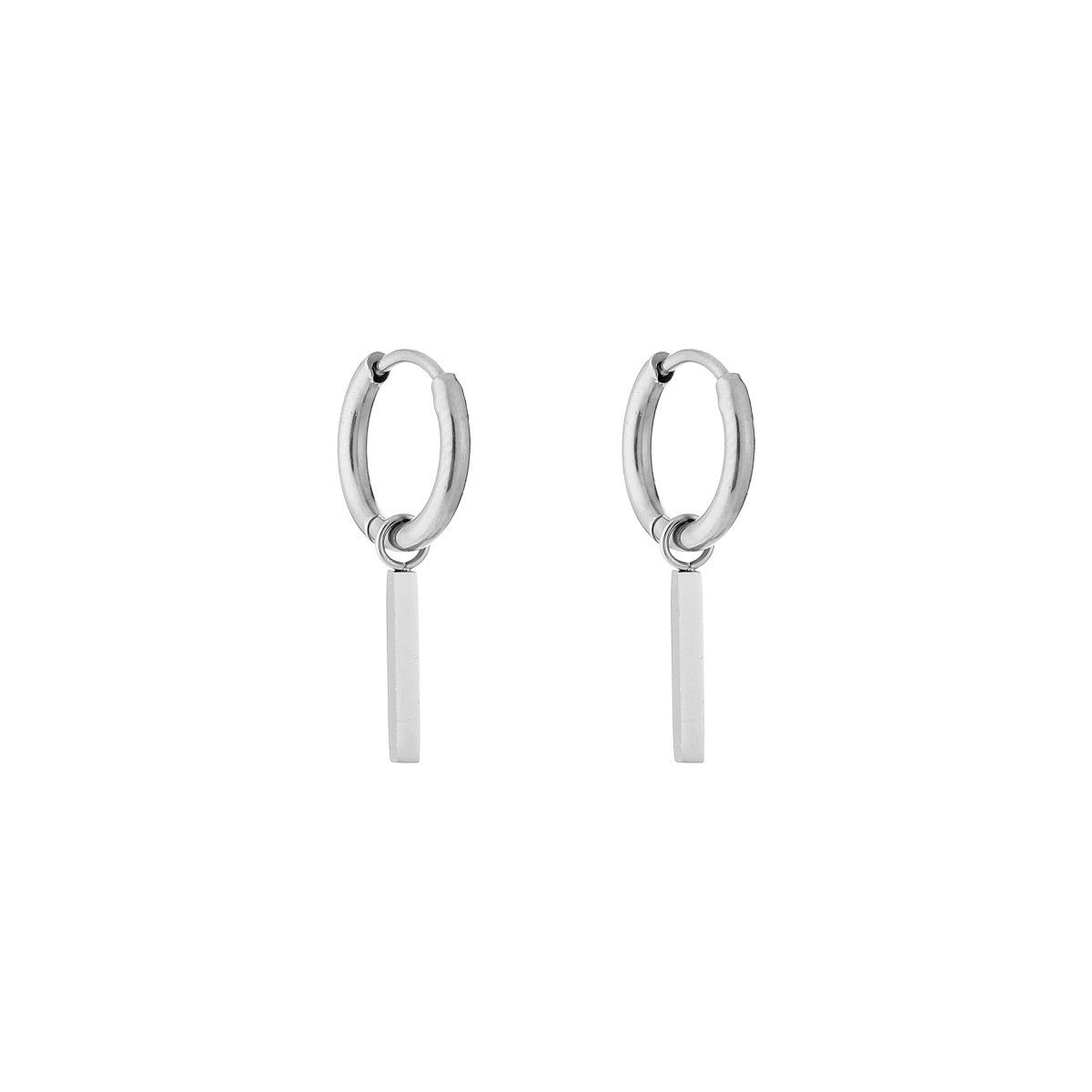 Oorbellen Floating Bar, deze kleine oorringetjes hebben een plat staafje als bedel. De oorbellen zijn waterproof, Stainless Steel en nikkelvrij. De oorbellen verkleuren niet en blijven mooi van kleur. De oorbellen zijn te bestellen op www.jenelry.com
