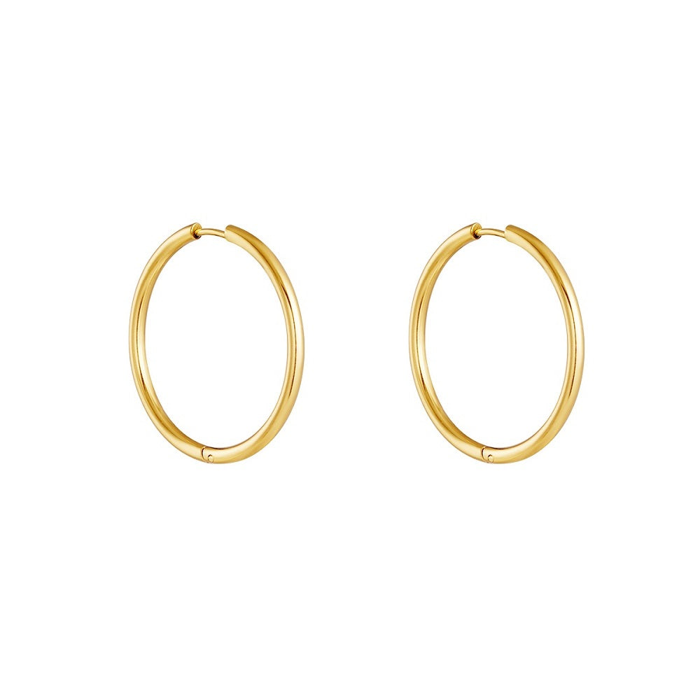 Waterproof Hoops Goud, gouden oorringen die niet verkleuren. De oorbellen hebben een diameter van 3,5cm. De oorringen verkleuren niet en blijven mooi. Ze zijn waterproof en gemaakt van Stainless Steel. Bestel de leukste sieraden veilig online op jenelry.com