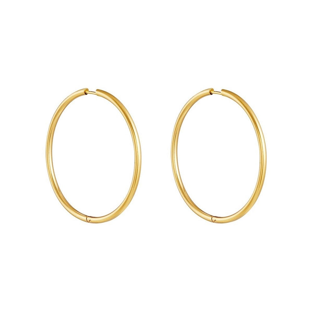Oorbellen Hoops Large Goud, deze gouden waterproof oorbellen zijn gemaakt van Stainless Steel, hierdoor verkleuren ze niet en blijven ze mooi. De oorbellen hebben een diameter van 4,5 centimeter en zijn ook verkrijgbaar in het zilver. De oorbellen zijn te bestellen op www.jenelry.com