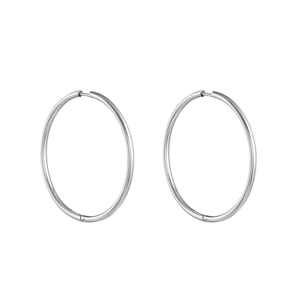 Waterproof Hoops Zilver, zilveren oorringen die niet verkleuren. De oorbellen hebben een diameter van 4,5cm. De oorringen verkleuren niet en blijven mooi. Ze zijn waterproof en gemaakt van Stainless Steel. Bestel de leukste sieraden veilig online op jenelry.com