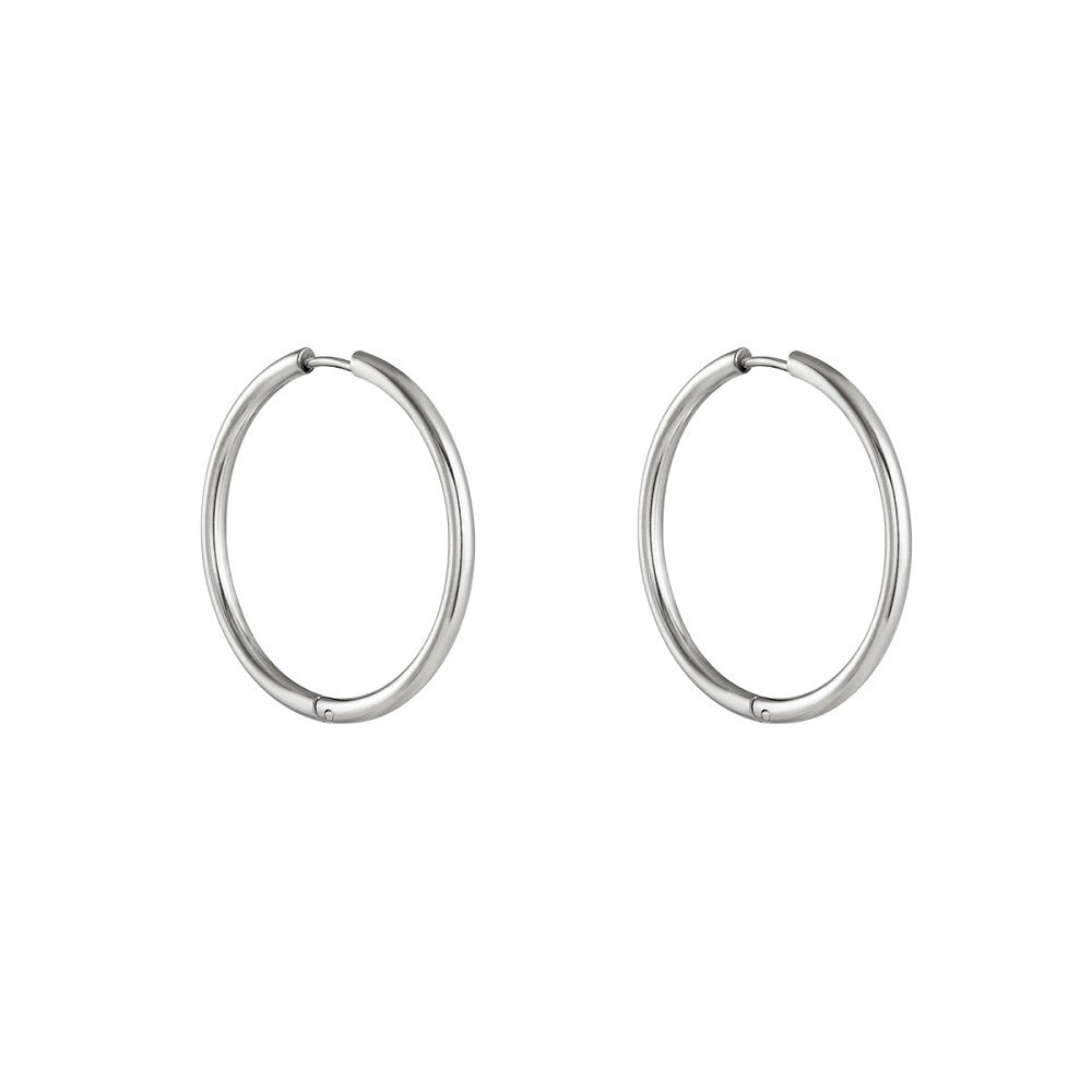 Waterproof Hoops Zilver, zilveren oorringen die niet verkleuren. De oorbellen hebben een diameter van 3,5cm. De oorringen verkleuren niet en blijven mooi. Ze zijn waterproof en gemaakt van Stainless Steel. Bestel de leukste sieraden veilig online op jenelry.com