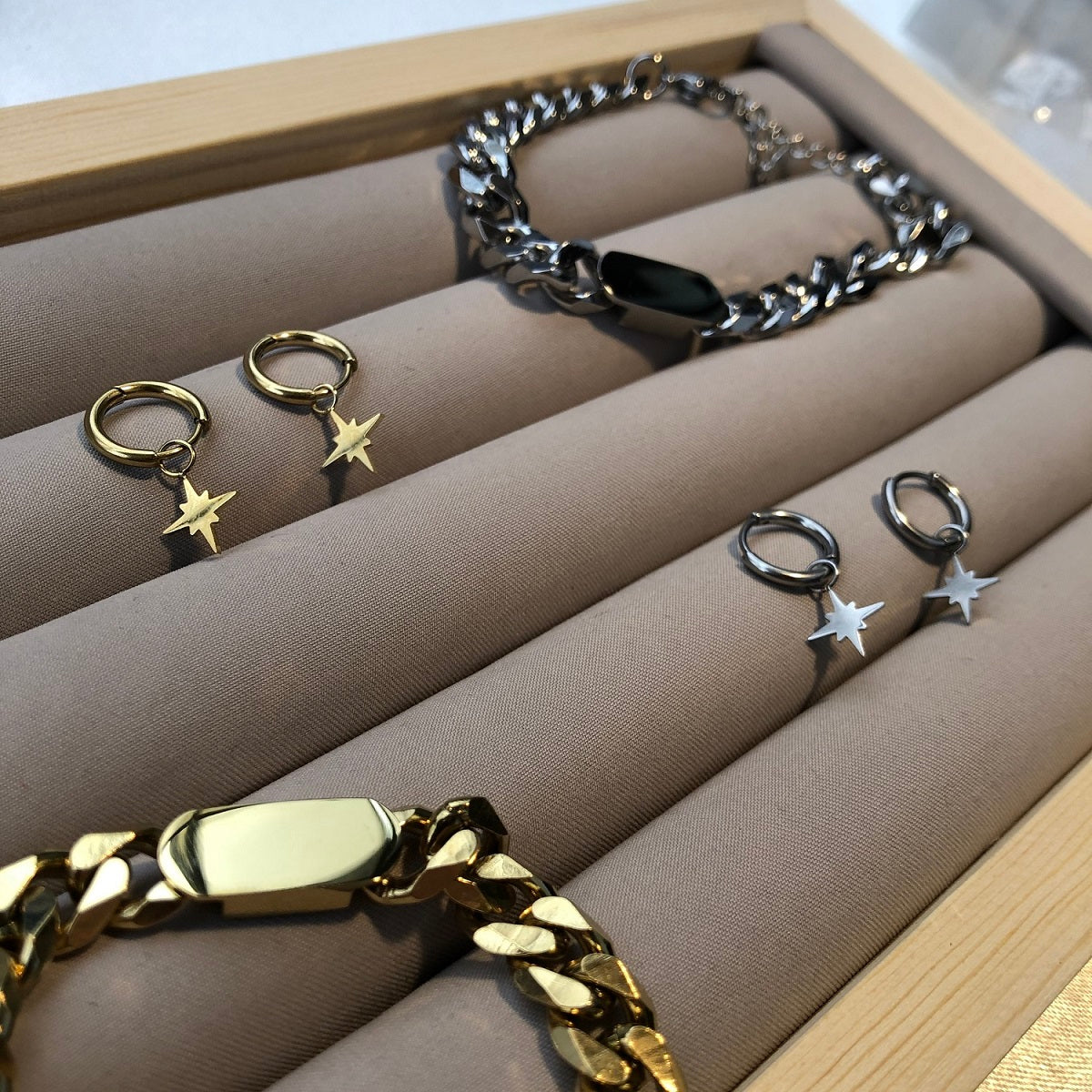Waterproof Oorbellen Rising Star Zilver, deze zilveren oorbellen zijn waterproof, dit betekent dat deze oorbellen niet verkleuren als ze in aanraking komen met water. De oorbellen zijn nikkelvrij en hypoallergeen. De oorbellen zijn verkrijgbaar in het goud en zilver. De oorbellen zijn te bestellen op www.jenelry.com