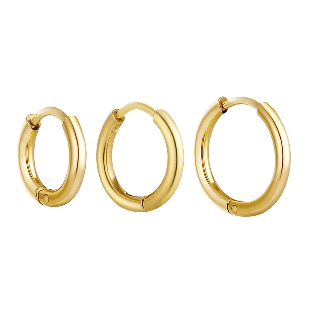 Waterproof oorbellen set basic hoops goud. Oorringen die niet verkleuren in de maten 1,2cm, 1,4cm en 1,6cm. Oorbellen die niet verkleuren in verschillende maten.