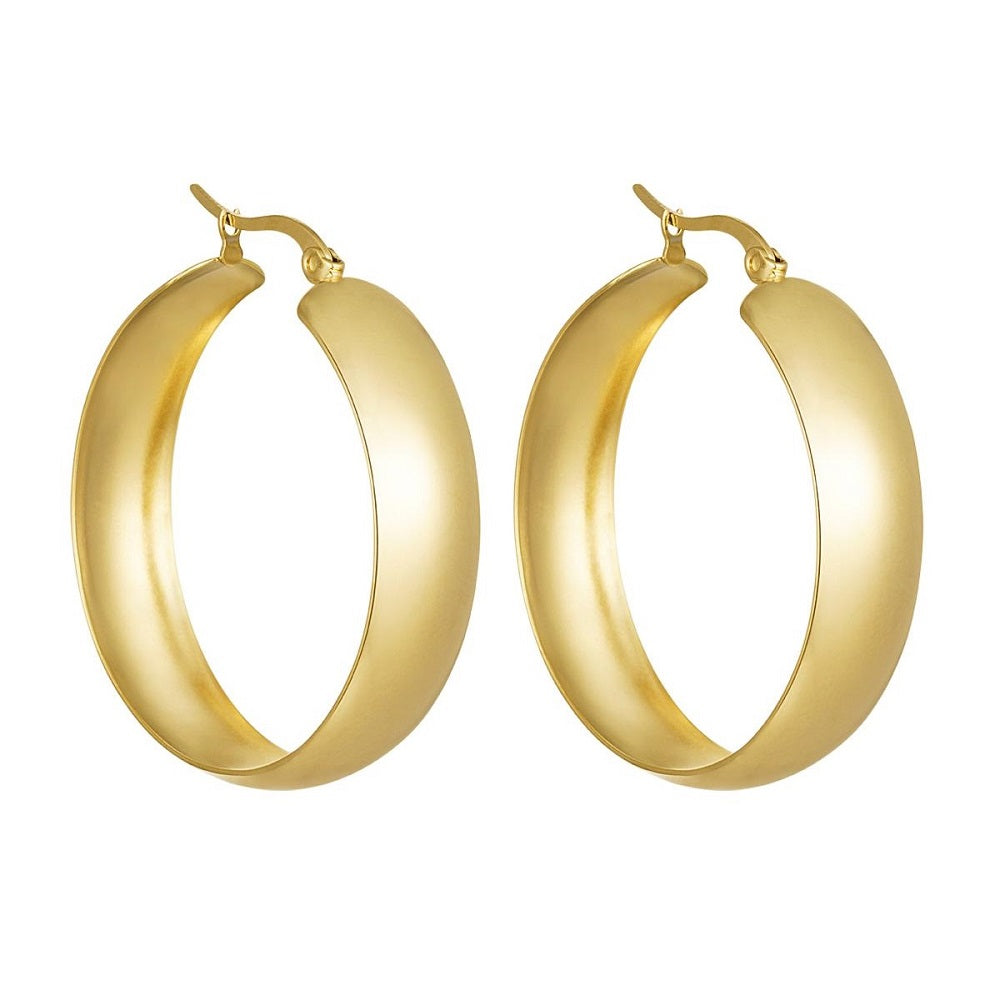 Oorbellen Statement Hoops Goud van Jenelry, deze grote oorbellen zijn gemaakt van stainless steel. De oorbellen verkleuren niet en blijven mooi. De oorbellen zijn waterproof en hebben een diameter van 4 centimeter. De oorbellen zijn te bestellen op www.jenelry.com