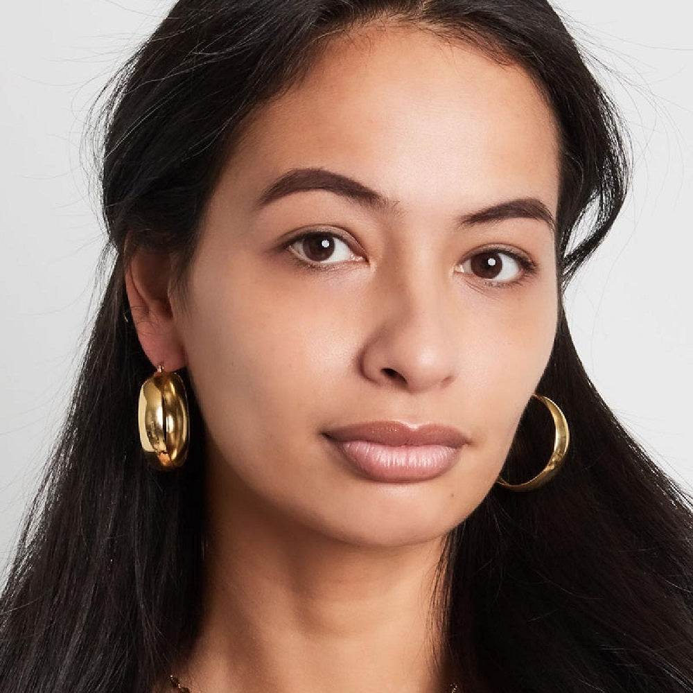 Oorbellen Statement Hoops Goud van Jenelry, deze grote oorbellen zijn gemaakt van stainless steel. De oorbellen verkleuren niet en blijven mooi. De oorbellen zijn waterproof en hebben een diameter van 4 centimeter. De oorbellen zijn te bestellen op www.jenelry.com