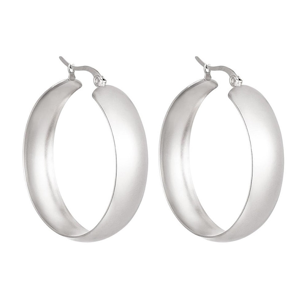 Oorbellen Statement Hoops Zilver van Jenelry, deze grote oorbellen zijn gemaakt van stainless steel. De oorbellen verkleuren niet en blijven mooi. De oorbellen zijn waterproof en hebben een diameter van 4 centimeter. De oorbellen zijn te bestellen op www.jenelry.com