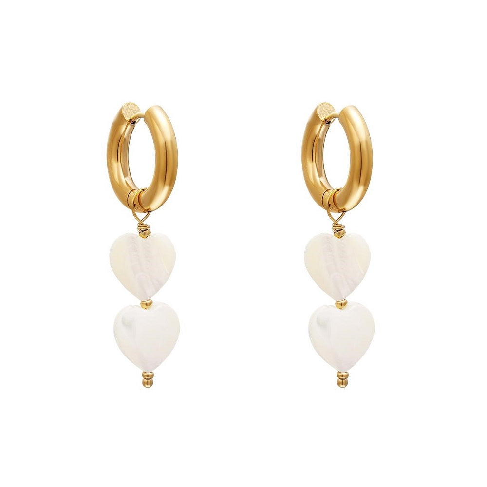 Waterproof Oorbellen Summer Love, gouden oorbellen met hartjes, gemaakt van schelpen. De oorbellen zijn gemaakt van stainless steel, hierdoor verkleuren ze niet en blijven ze mooi. De oorbellen zijn ook verkrijgbaar in het zilver. Shop de oorbellen op www.jenelry.com