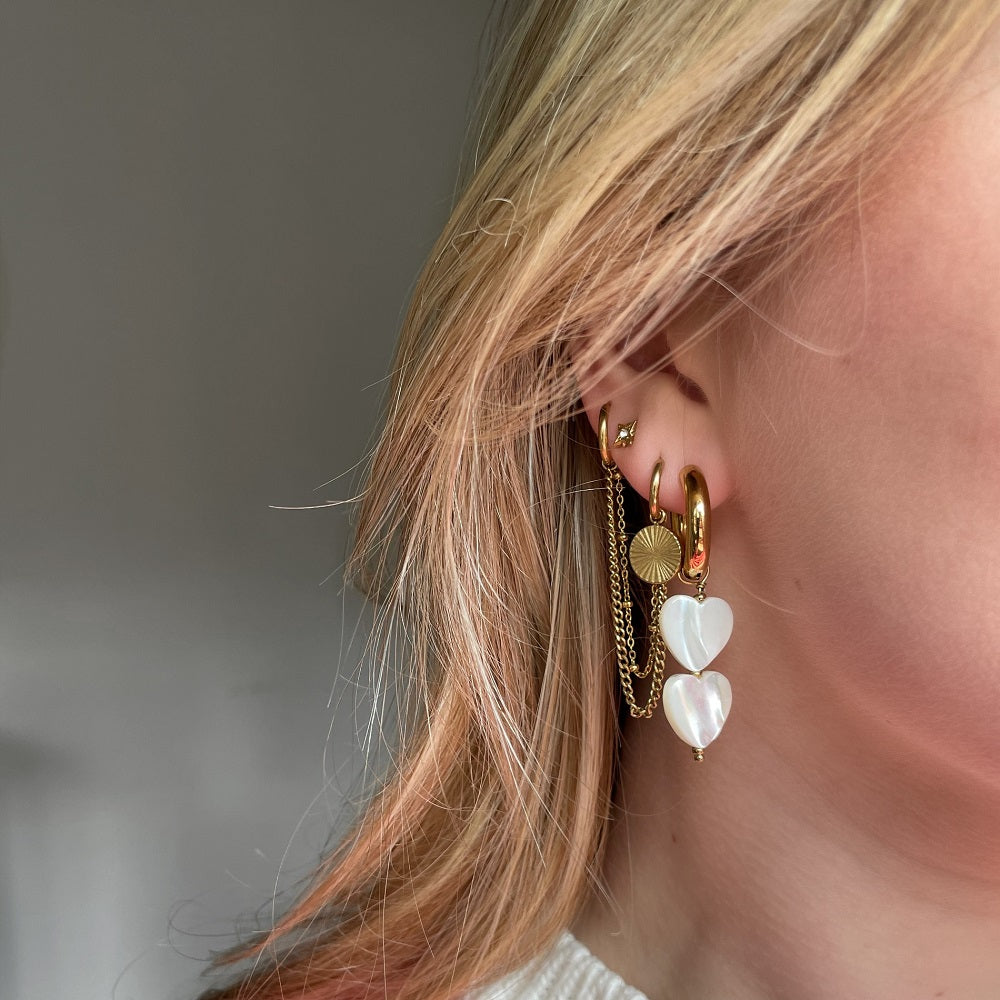 Waterproof Oorbellen Summer Love, gouden oorbellen met hartjes, gemaakt van schelpen. De oorbellen zijn gemaakt van stainless steel, hierdoor verkleuren ze niet en blijven ze mooi. De oorbellen zijn ook verkrijgbaar in het zilver. Shop de oorbellen op www.jenelry.com