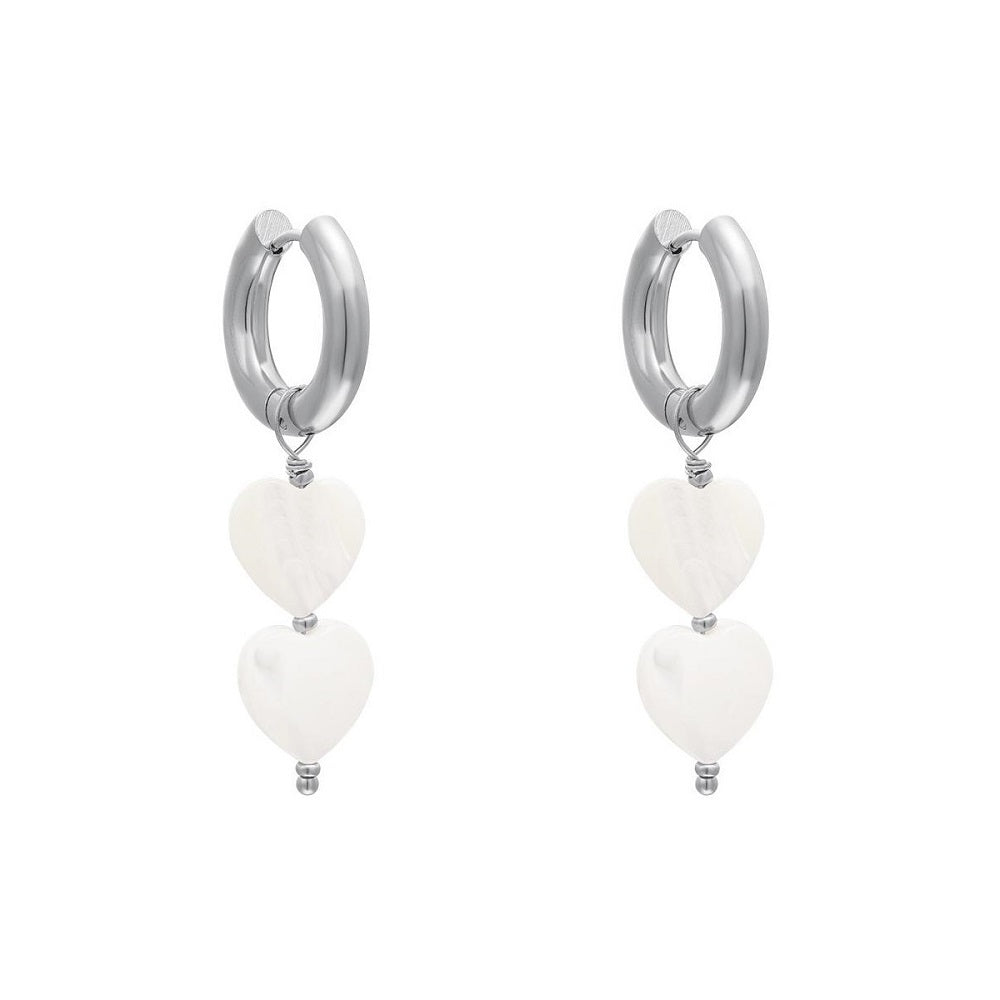 Waterproof Oorbellen Summer Love, zilveren oorbellen met hartjes, gemaakt van schelpen. De oorbellen zijn gemaakt van stainless steel, hierdoor verkleuren ze niet en blijven ze mooi. De oorbellen zijn ook verkrijgbaar in het goud. Shop de oorbellen op www.jenelry.com