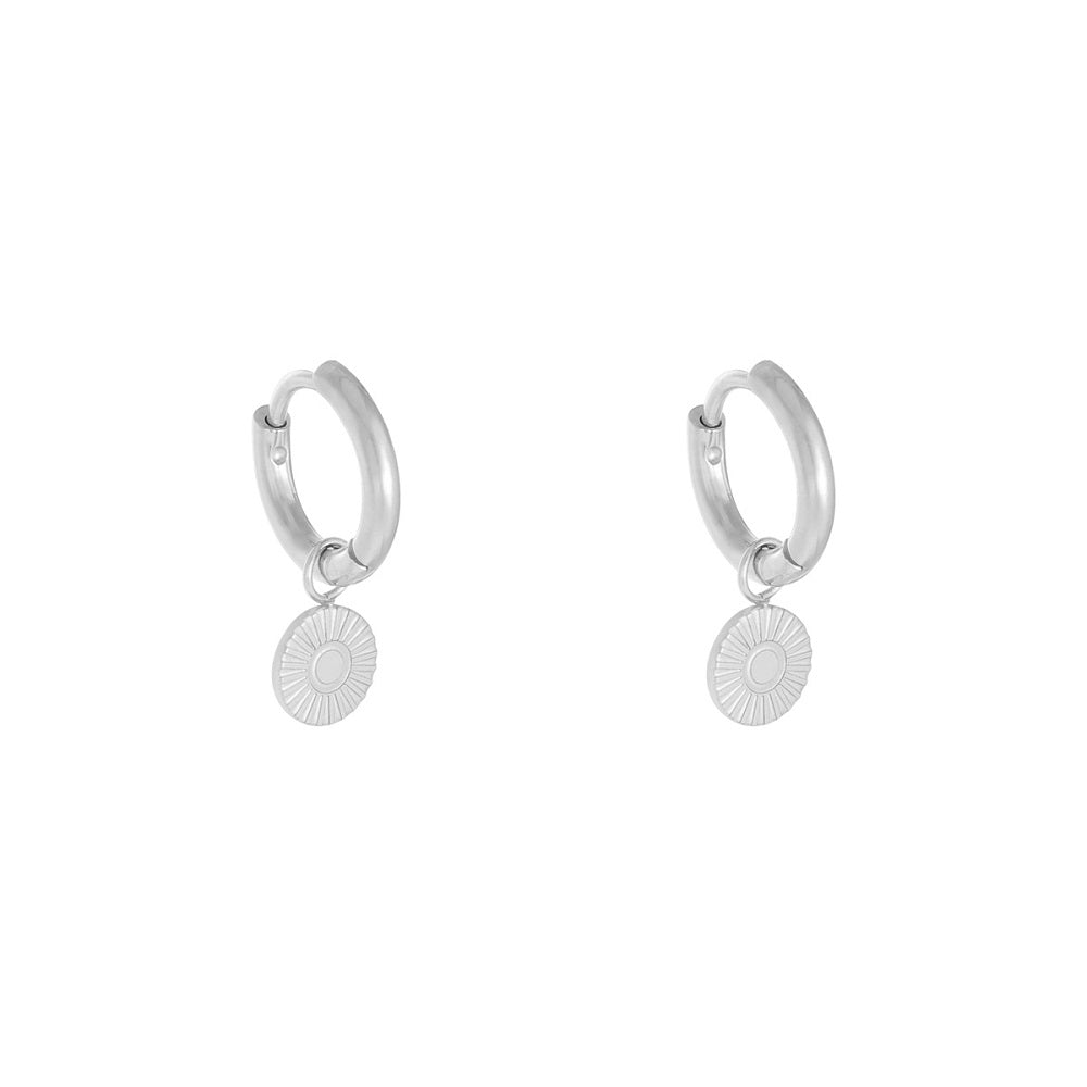Oorbellen Sunny Goud bestaan uit een oorringetje met een rond bedeltje. De oorbellen zijn eenvoudig te sluiten door het kliksysteem en hebben een rond bedeltje. De oorbellen zin waterproof, nikkelvrij en gemaakt van Stainless Steel. Hierdoor verkleuren de oorbellen niet en blijven ze lang mooi. De oorbellen zijn verkrijgbaar in het goud en zilver en zijn te bestellen op www.jenelry.com