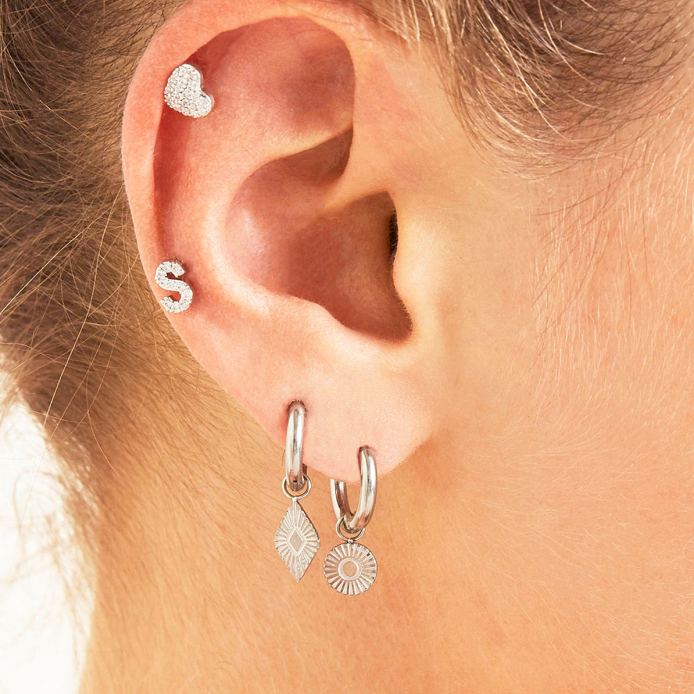 Oorbellen Sunny Goud bestaan uit een oorringetje met een rond bedeltje. De oorbellen zijn eenvoudig te sluiten door het kliksysteem en hebben een rond bedeltje. De oorbellen zin waterproof, nikkelvrij en gemaakt van Stainless Steel. Hierdoor verkleuren de oorbellen niet en blijven ze lang mooi. De oorbellen zijn verkrijgbaar in het goud en zilver en zijn te bestellen op www.jenelry.com