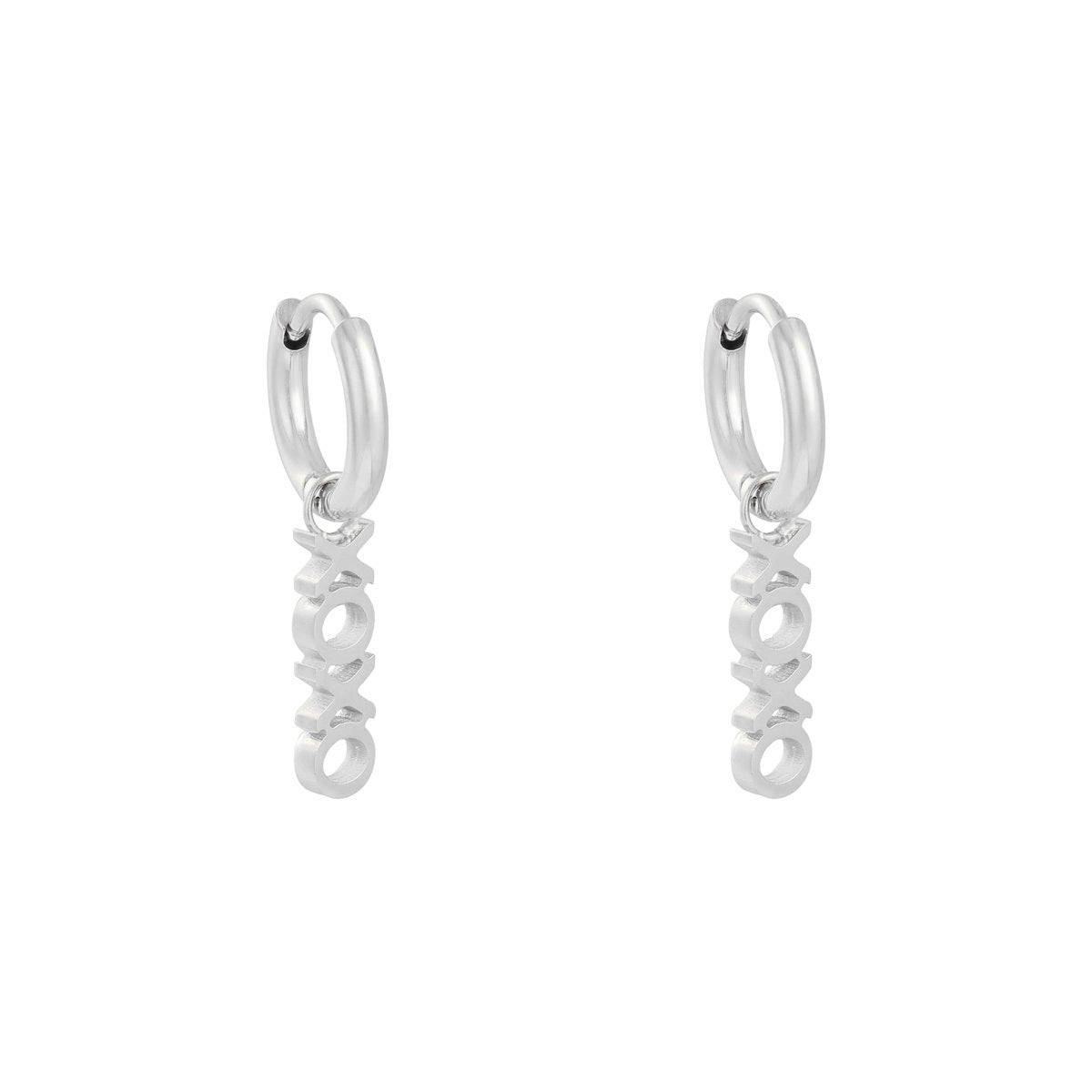 Waterproof Oorbellen XOXO Zilver, deze leuke oorbelletjes hebben een hoop met een hangertje er aan. De oorbellen zijn waterproof, nikkelvrij en gemaakt van Stainless Steel. De oorbellen verkleuren niet en zijn ook verkrijgbaar in het goud.
