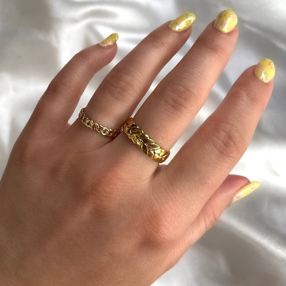 Waterproof Ring Elia in het goud. De ring heeft een gevlochten ontwerp en heeft een opening aan de achterkant, de ring is hierdoor verstelbaar. De ring is geschikt voor iedereen, bestel hem nu op www.jenelry.com