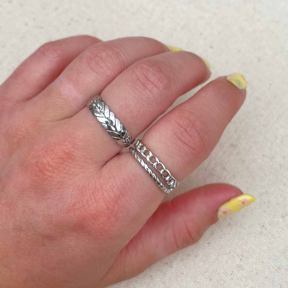 Waterproof Ring Elia in het zilver. De ring heeft een gevlochten ontwerp en heeft een opening aan de achterkant, de ring is hierdoor verstelbaar. De ring is geschikt voor iedereen, bestel hem nu op www.jenelry.com