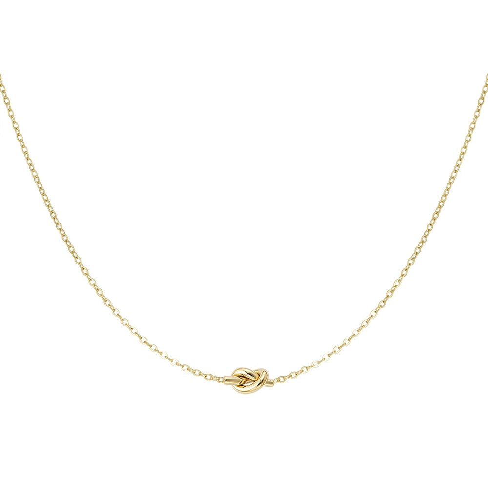 Ketting Connected goud, deze ketting heeft een knoopje in het midden. Het kettinkje is goud van kleur en is gemaakt van stainless steel, hierdoor is de ketting waterproof en nikkelvrij. De ketting is ook verkrijgbaar in het zilver en is ook als armbandje te bestellen. Bestel de armband nu op www.jenelry.com