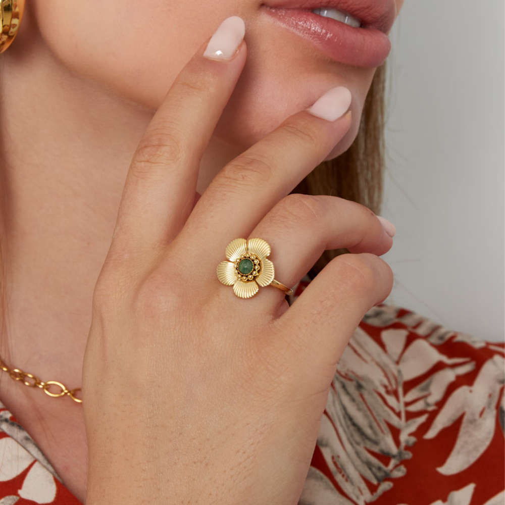 Verstelbare stainless steel ring met bloem en groene steen. Bloemenring met groene steen. Ring die niet verkleurt. Shop de ring met bloem nu op www.jenelry.com