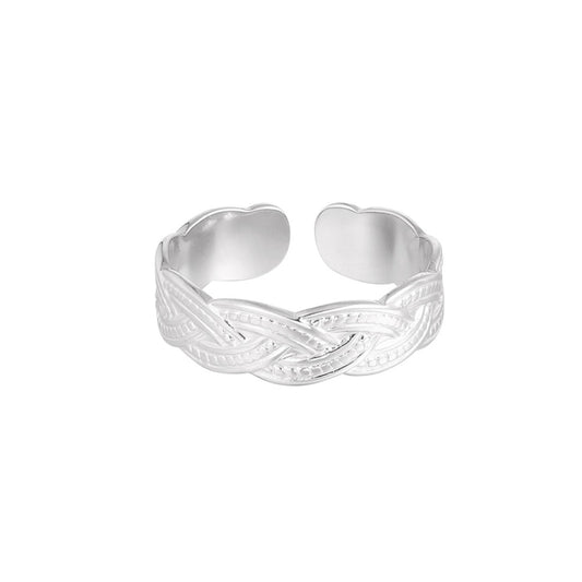 Gevlochten stainless steel ring in het zilver. De ring is gemaakt van stainless steel, hierdoor is hij waterproof en nikkelvrij. De ring is verstelbaar, zodat je hem naar je eigen maat kunt buigen. Bestel deze stainless steel ring nu op www.jenelry.com
