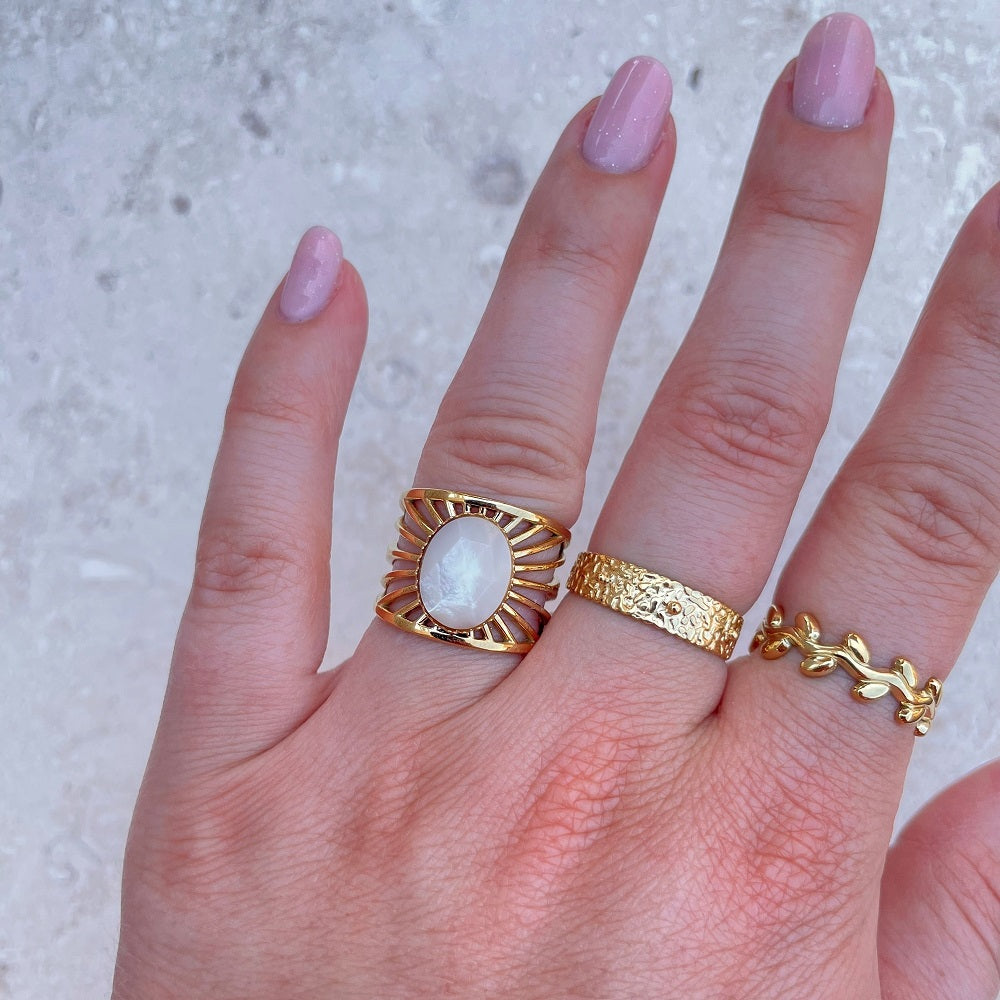 Waterproof ring gemaakt van Stainless Steel, grove ring met grote witte steen. De ring is open aan de achterkant, hierdoor is de ring verstelbaar. De gouden ring Island Girl is ook verkrijgbaar in het zilver.
