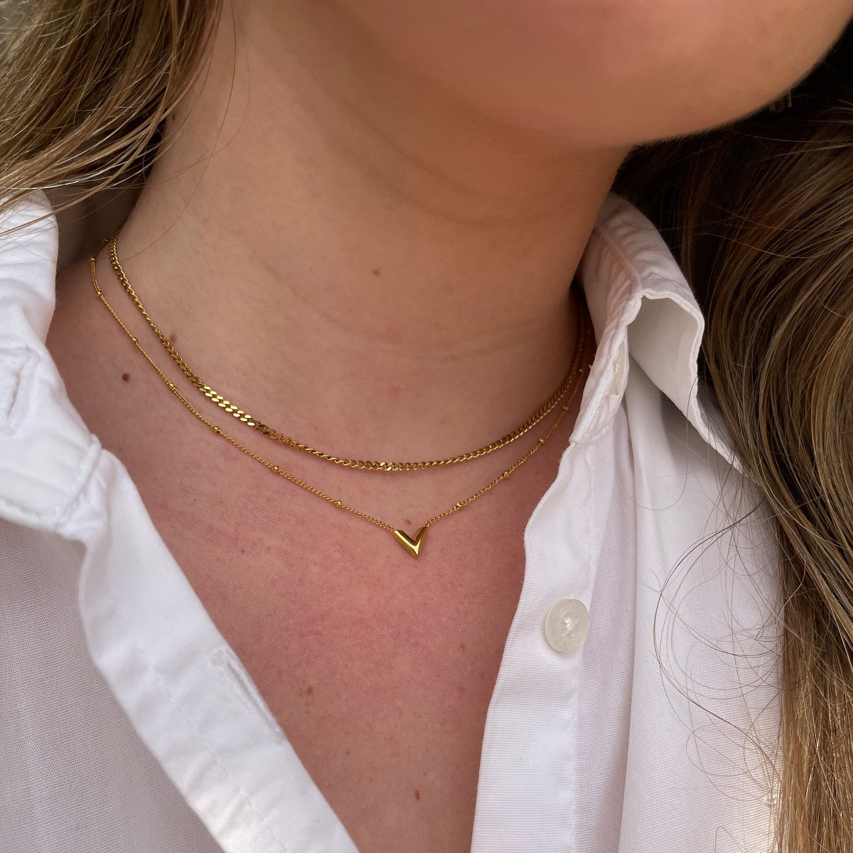 Waterproof schakelkettinkje in het goud. Deze fijne, subtiele ketting is gemaakt van stainless steel. De ketting verkleurt niet en blijft mooi. Ketting Petite Chain is verkrijgbaar in het goud en in het zilver. De ketting is nikkelvrij, anti-allergeen en waterproof. Te bestellen op www.jenelry.com