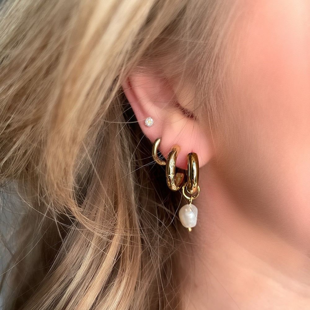 Waterproof oorbellen in het goud met een parel. De oorbellen verkleuren niet als ze in aanraking komen met water. De oorbellen zijn ook verkrijgbaar in het zilver. De waterproof oorbellen zijn te bestellen op www.jenelry.com