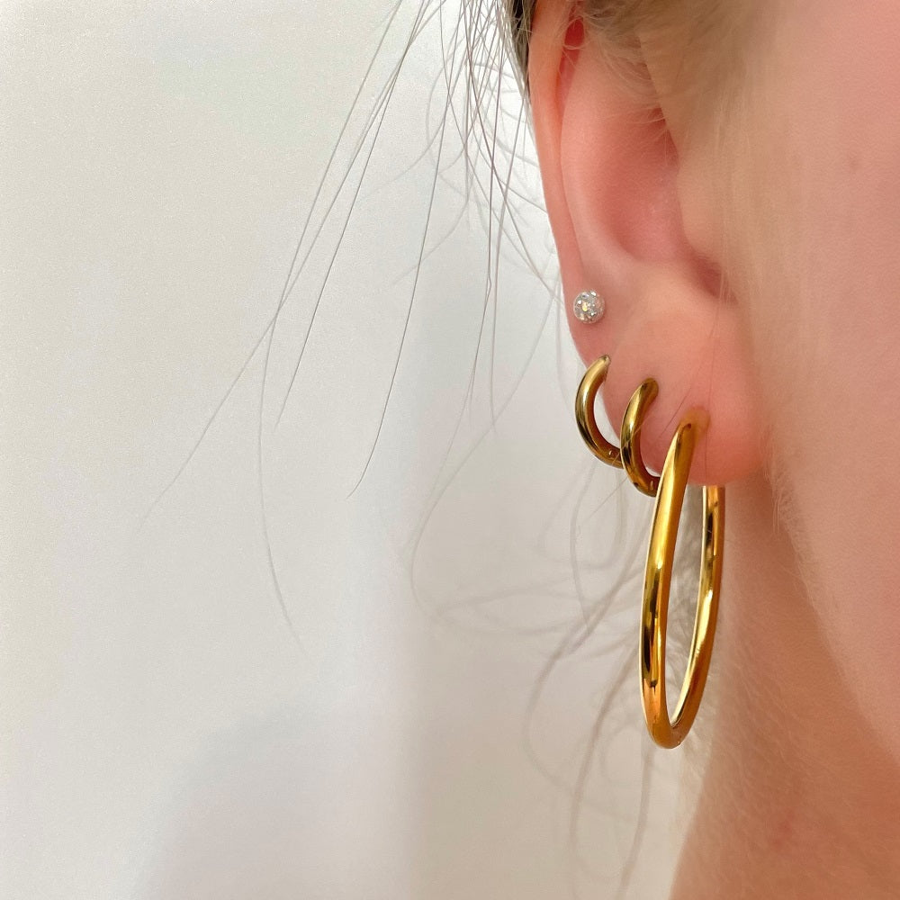 Waterproof Hoops Goud, gouden oorringen die niet verkleuren. De oorbellen hebben een diameter van 3,5cm. De oorringen verkleuren niet en blijven mooi. Ze zijn waterproof en gemaakt van Stainless Steel. Bestel de leukste sieraden veilig online op jenelry.com