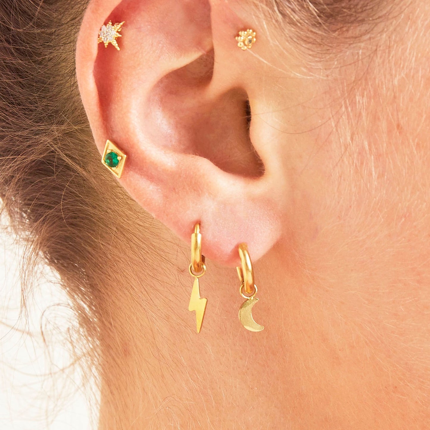 Earparty goud met verschillende stainless steel oorbellen, shop de oorbellen nu op www.jenelry.com