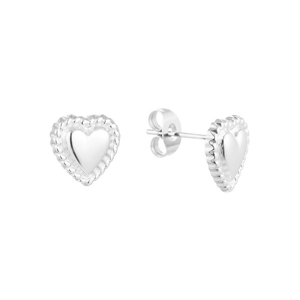 De schattige oorknopjes Lovely Hearts zijn 0,99 centimeter breed. De oorknopjes hebben de vorm van een hartje en een ribbeltje als randje. De oorbellen zijn gemaakt van stainless steel, oftewel roestvrijstaal, hierdoor verkleuren de oorbellen niet. De oorknopjes zijn verkrijgbaar in het goud en zilver en zijn te bestellen op www.jenelry.com