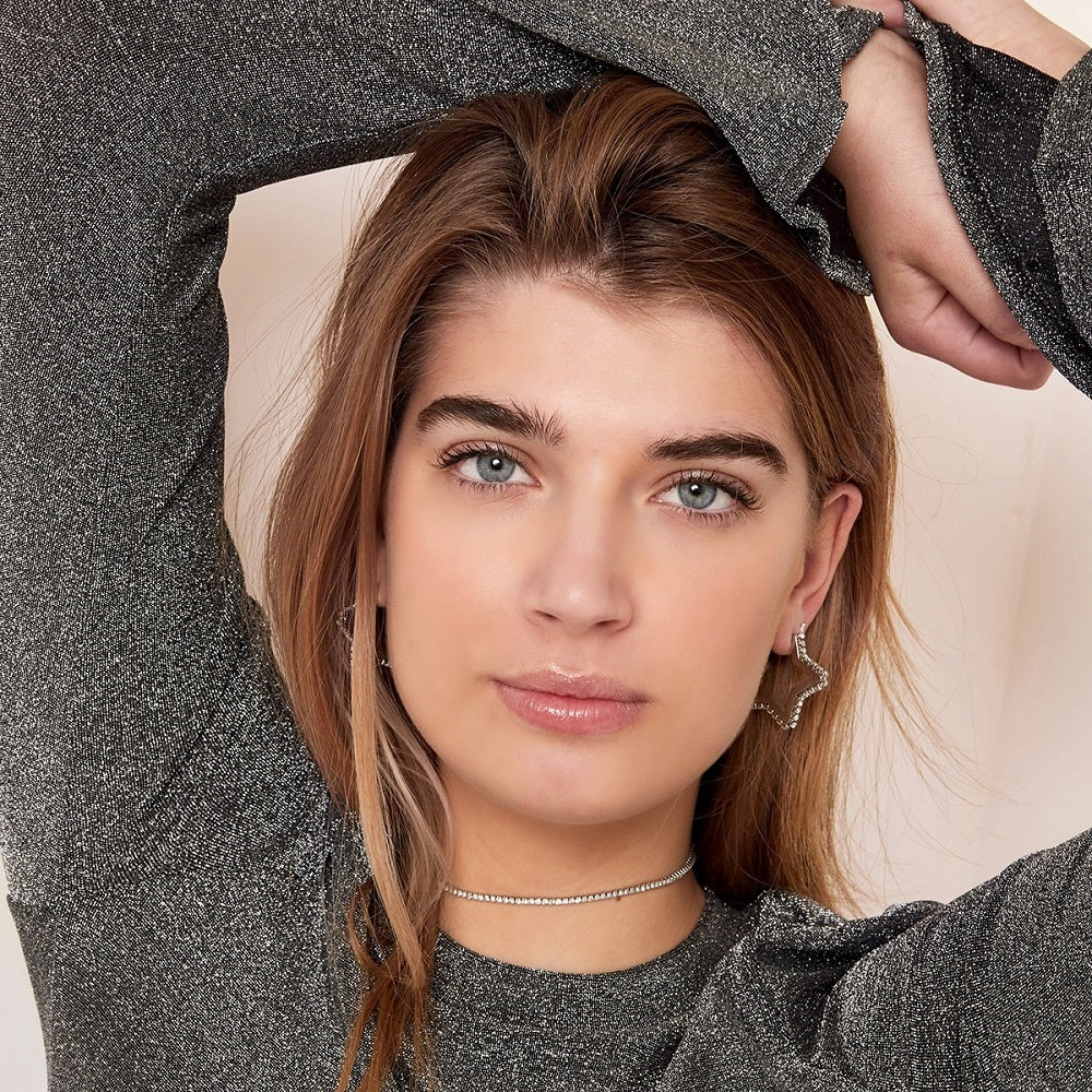 Deze glinsterende oorbellen Sparkle Star Zilver zijn perfect voor de feestdagen. De oorbellen zijn gemaakt van stainless steel, hierdoor kunnen ze tegen water en verkleuren ze niet. De oorbellen hebben glinsterende steentjes en zijn te bestellen op www.jenelry.com