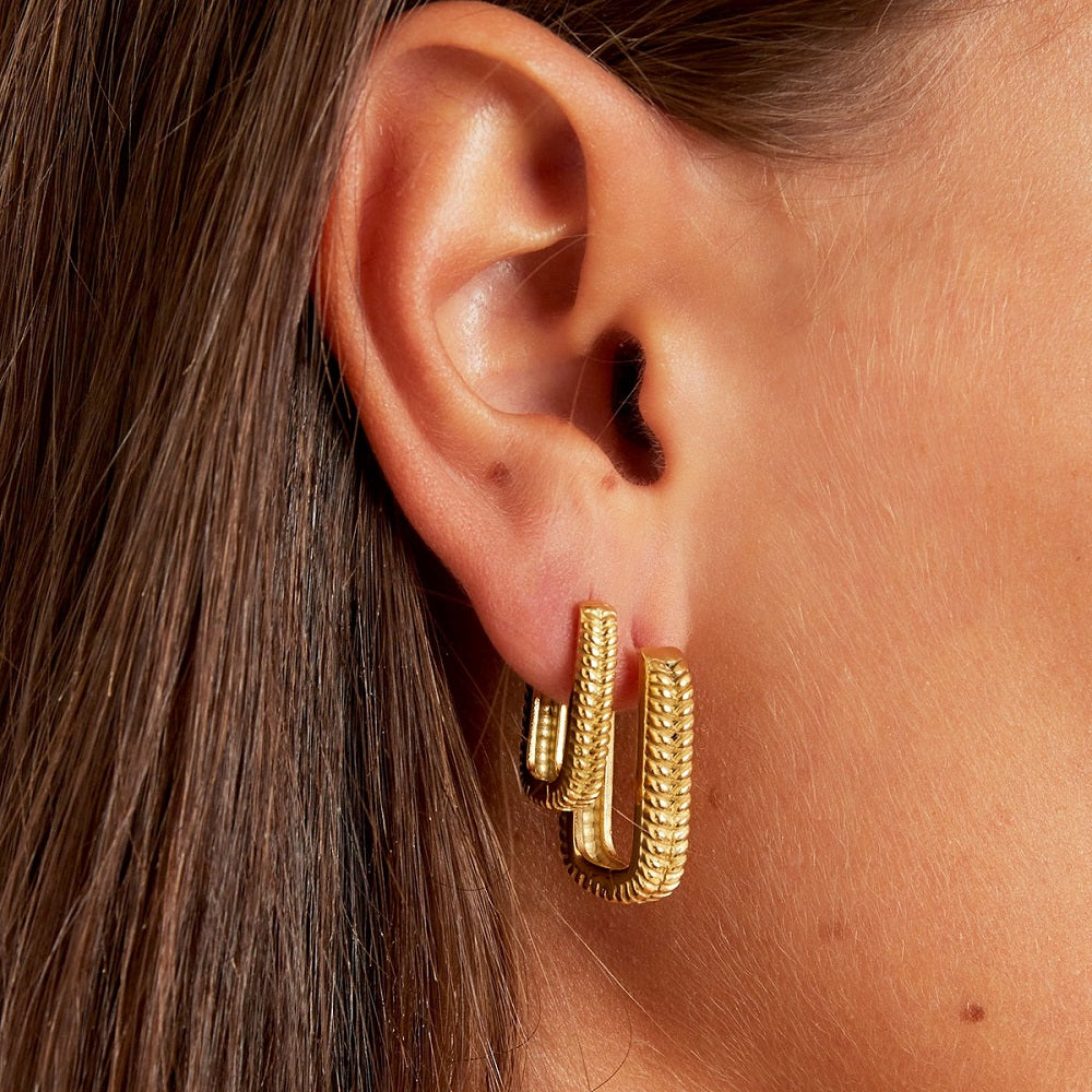Deze goudkleurige oorbellen hebben een all-over gevlochten patroon. De oorbellen zijn stainless steel, nikkelvrij en hypoallergeen. De oorbellen zijn verkrijgbaar in het goud en zilver, de oorbellen zijn te bestellen op www.jenelry.com