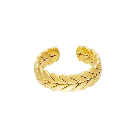 Waterproof Ring Elia in het goud. De ring heeft een gevlochten ontwerp en heeft een opening aan de achterkant, de ring is hierdoor verstelbaar. De ring is geschikt voor iedereen, bestel hem nu op www.jenelry.com