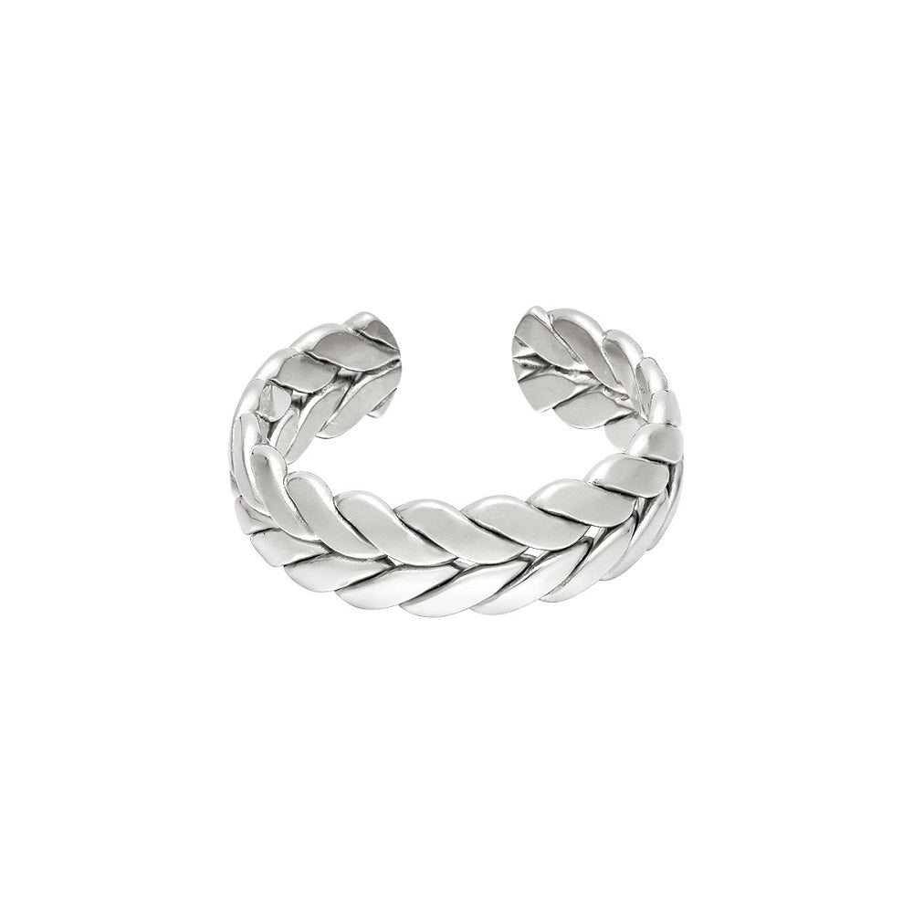 Waterproof Ring Elia in het zilver. De ring heeft een gevlochten ontwerp en heeft een opening aan de achterkant, de ring is hierdoor verstelbaar. De ring is geschikt voor iedereen, bestel hem nu op www.jenelry.com