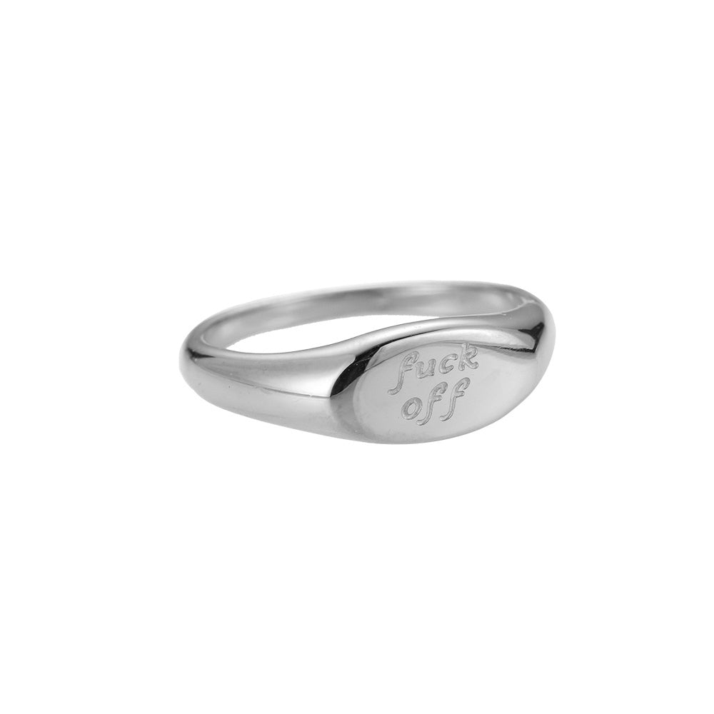 Waterproof ring online bestellen? Dit is de Ring Fck Off in het zilver, deze ring heeft een gravering. Waterproof zegelring met gravering. Zegelring gemaakt van Stainless Steel. Ringen die niet verkleuren.