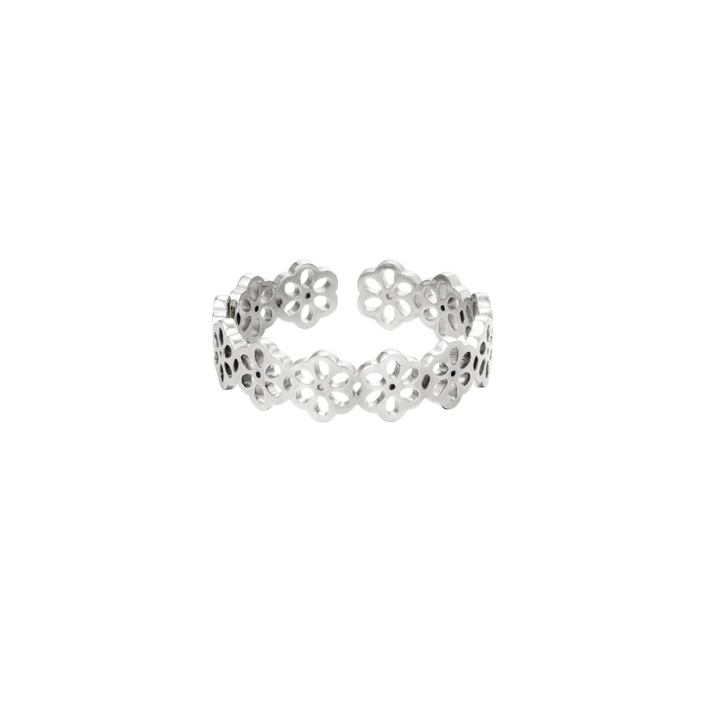 Waterproof ring Flower Field zilver, een zilveren ring die niet verkleurt. De ring is gemaakt van stainless steel en blijft mooi.